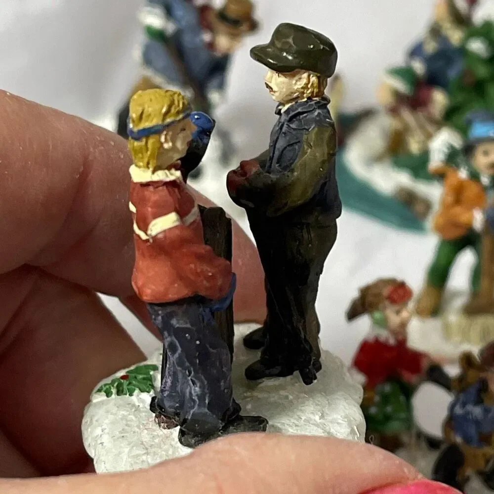 VTG Cobblestone Corners Country lot of 9 characters & lamp,1 lamp top broke